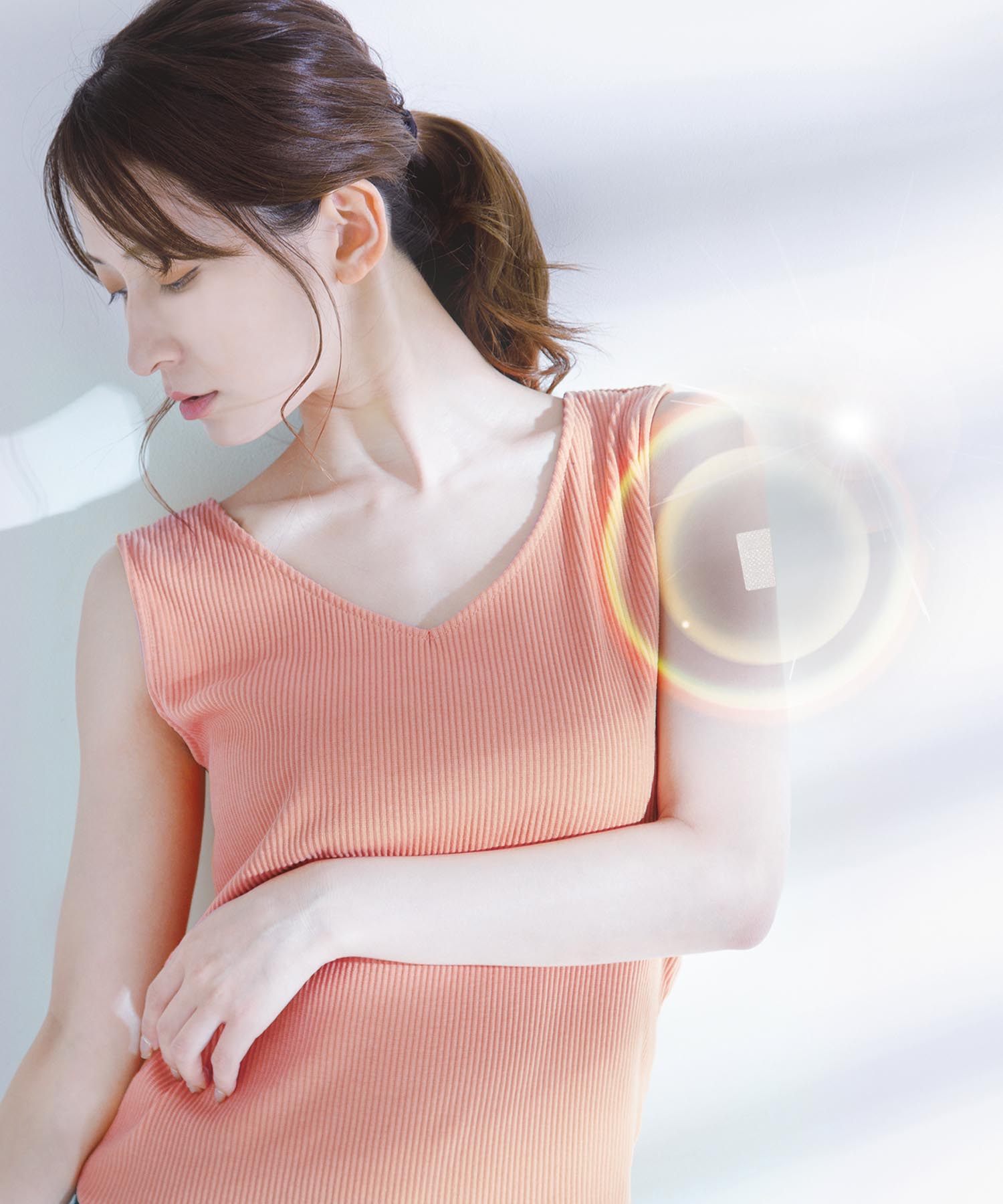 PatchAGE® ホワイトレーザーを肩に貼った女性